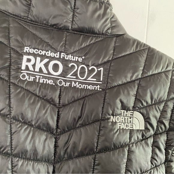NWT The North Face Thermoball Trek Vest Puffer Embroidery Black Trekker Logo - Picture 12 of 14